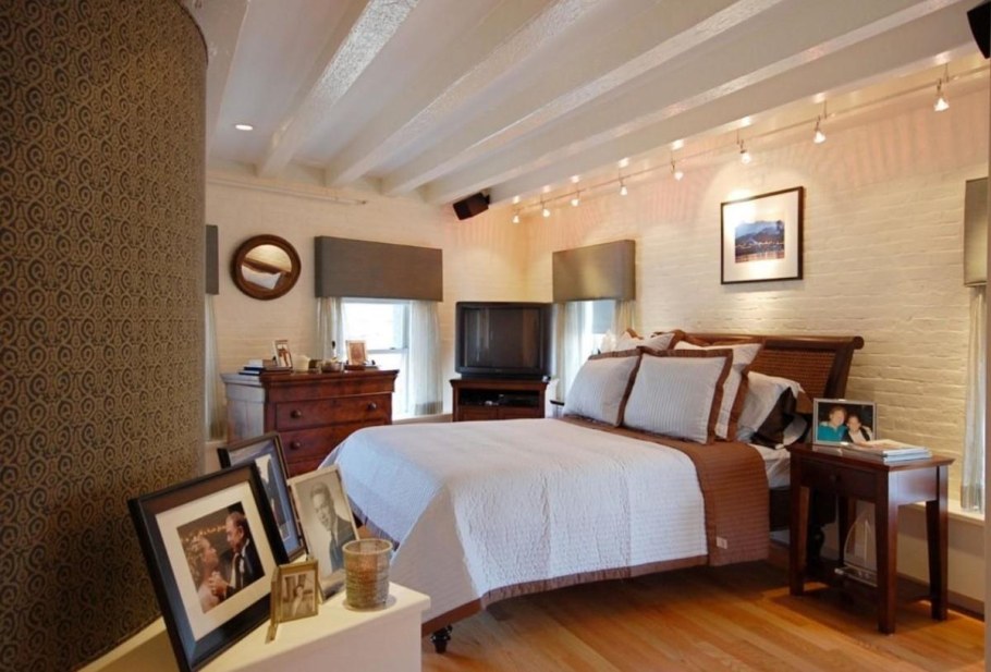 Споты на потолке в спальне