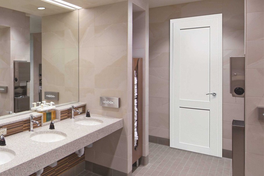 Дверь в ванную