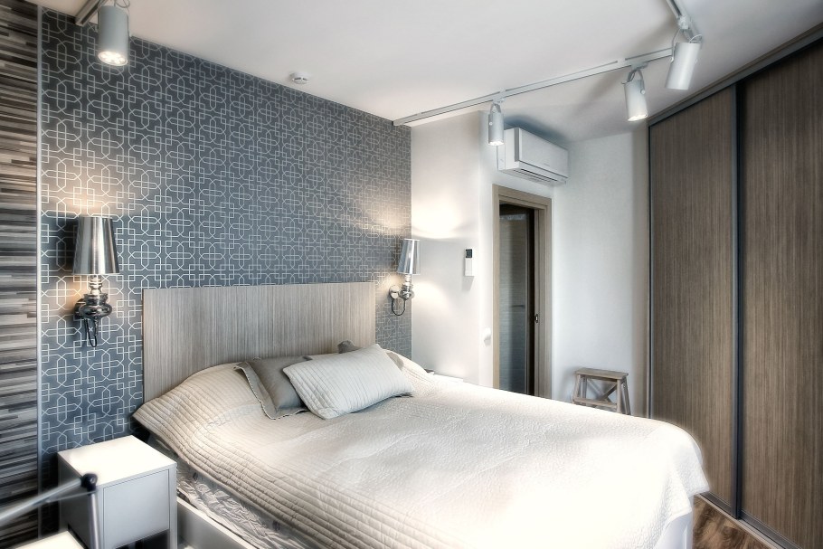 Трековый светильник над кроватью