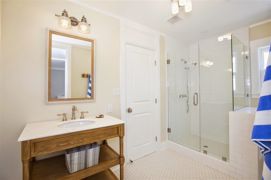 Дверь в ванную комнату в интерьере