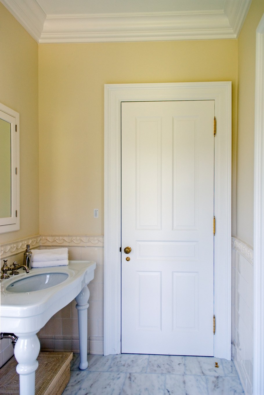 Дверь в ванную комнату