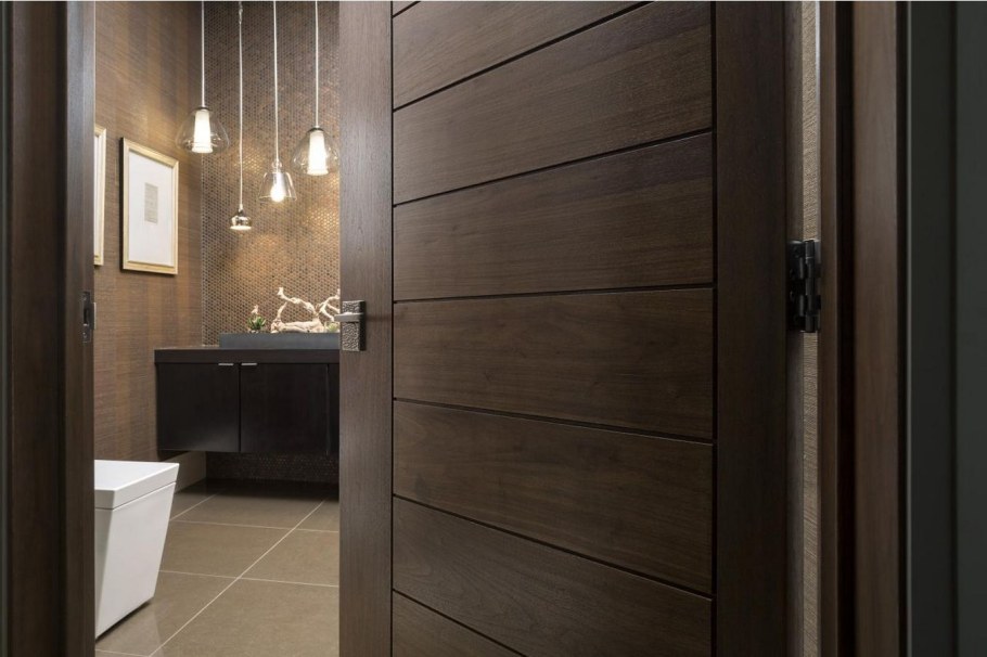 Дверь в ванную