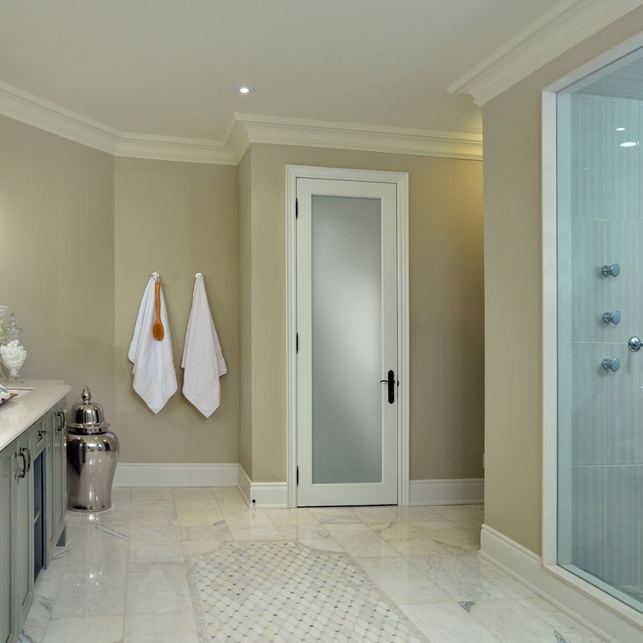 Узкая дверь в ванную