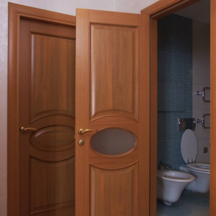 Двери в ванную комнату и туалет