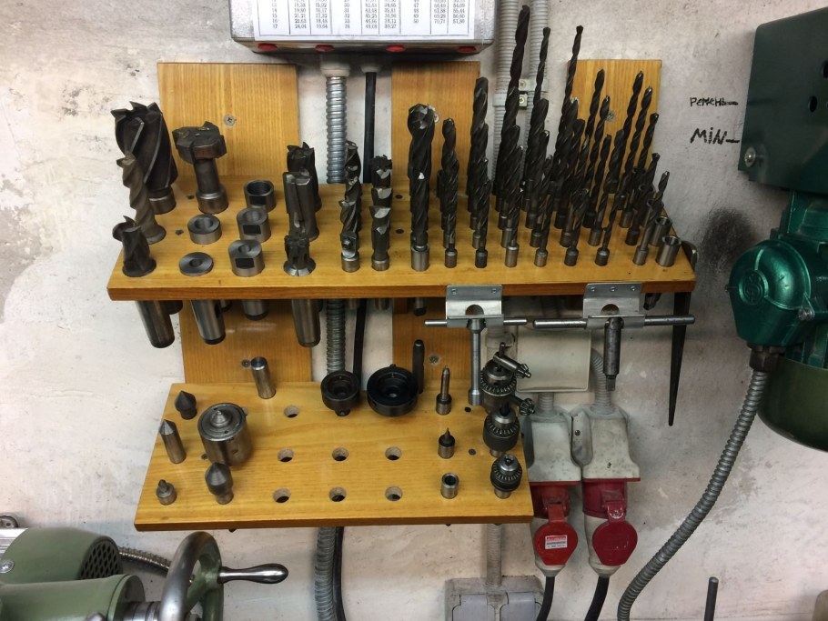 Инструментальный шкаф для фрез и конусов вт40