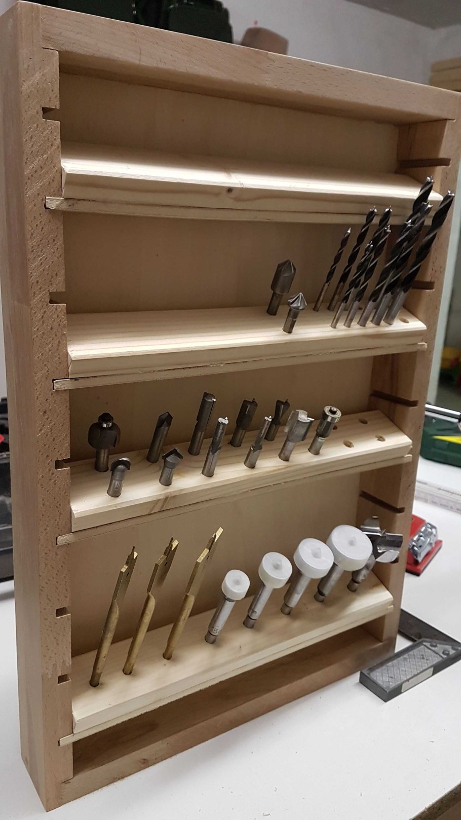 Полки для инструмента в мастерской