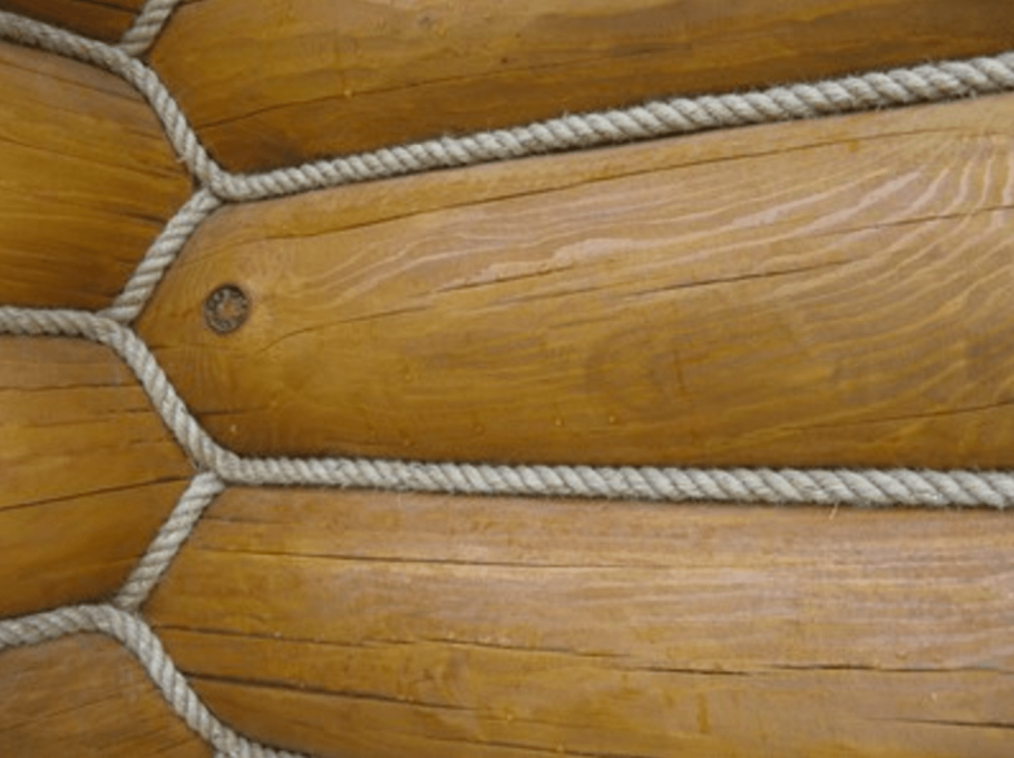 Конопатка оцилиндрованного бревна