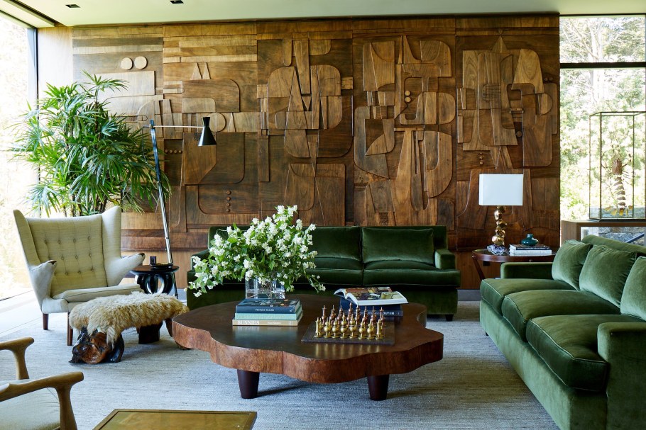Необычный декор гостиной из дерева