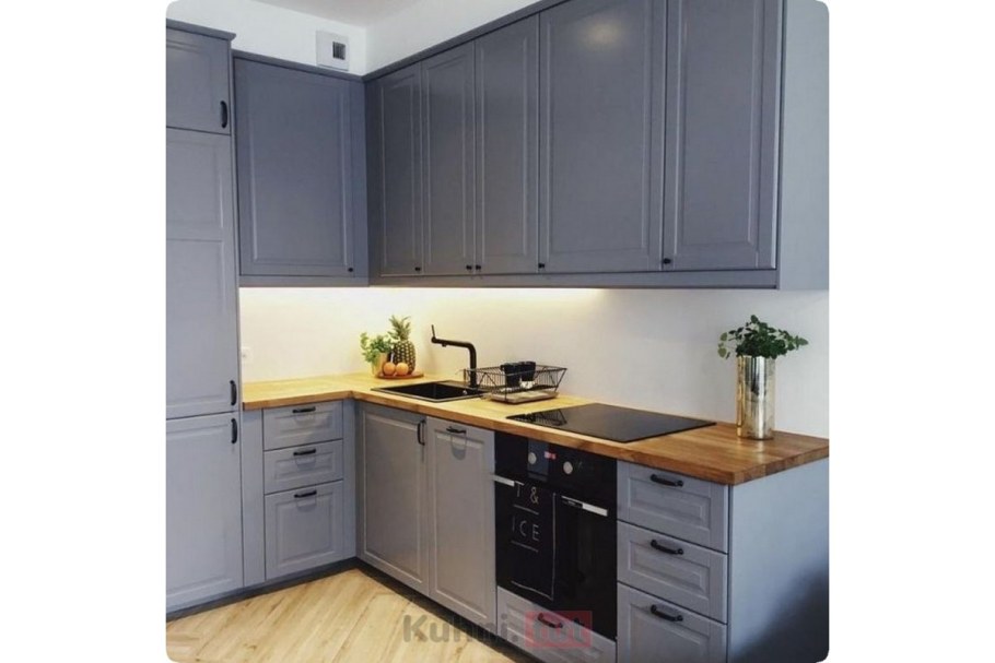 Серая кухня с деревянной столешницей