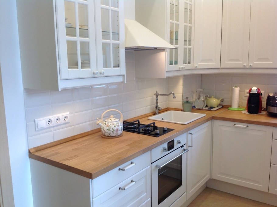 Кухня Будбин икеа белая с деревянной столешницей