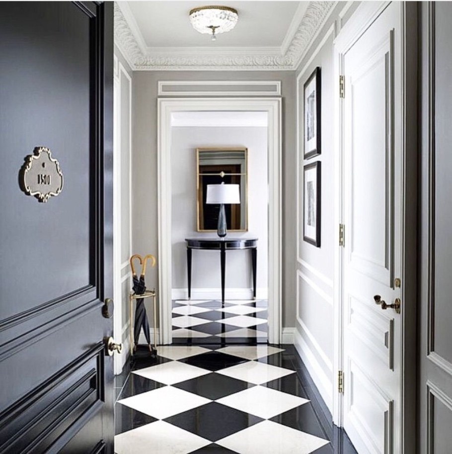 Черная плитка в коридоре