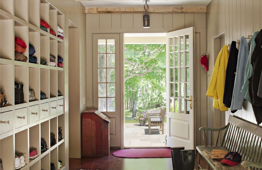 Прихожая в американском стиле в доме