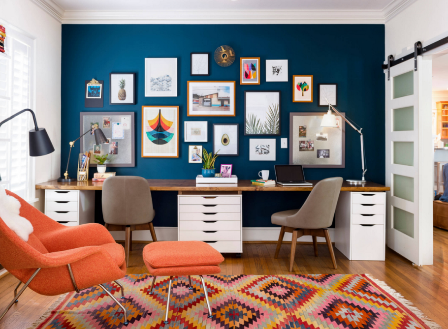 Кабинет с синим цветом стены