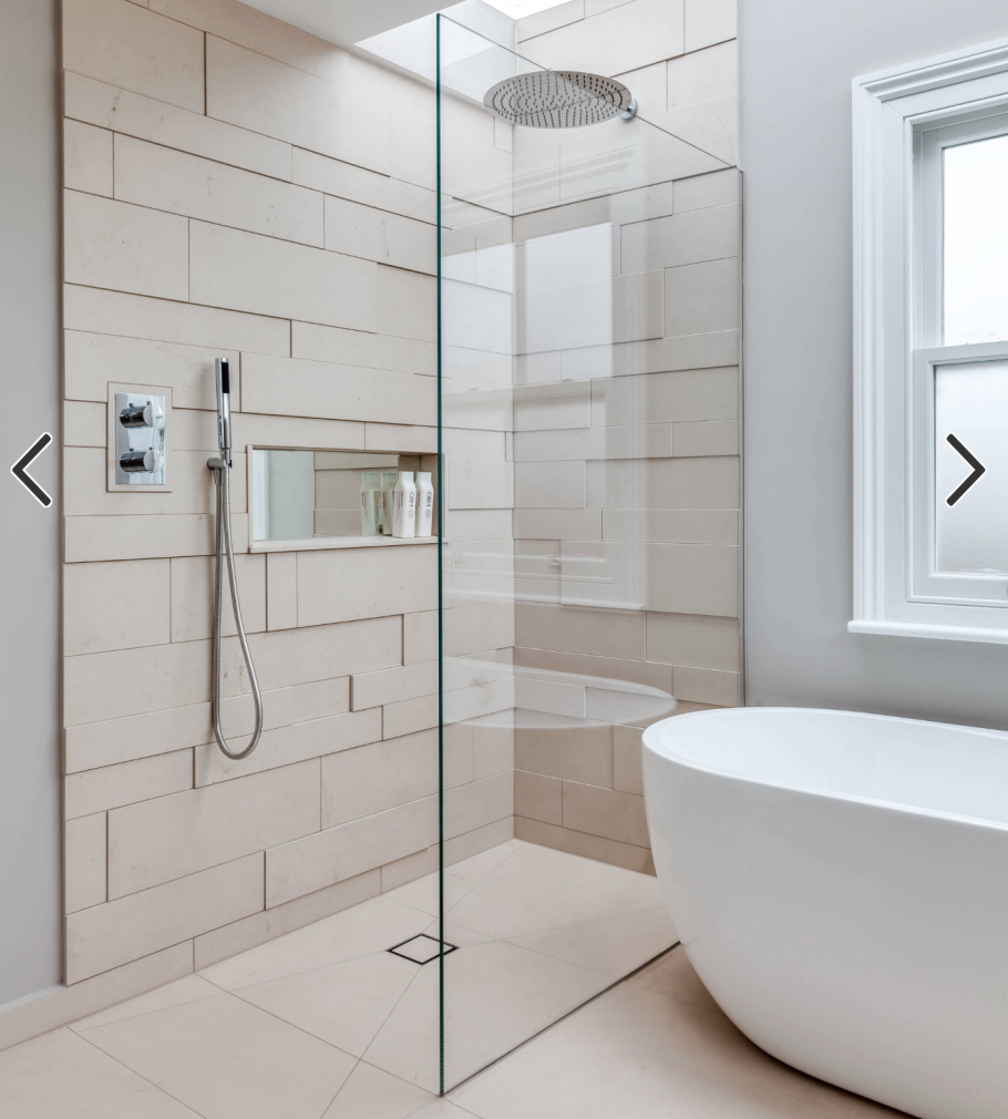 Интерьер ванной комнаты с душевой кабиной