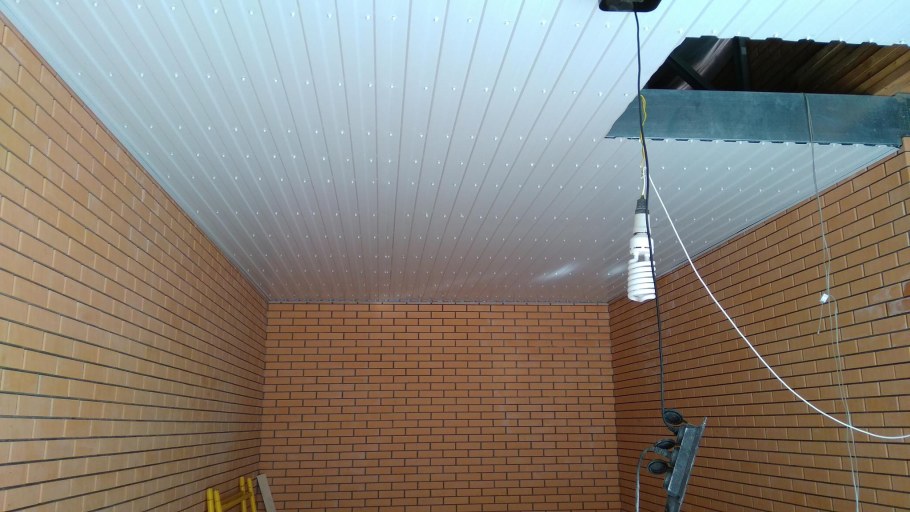 Обшивка потолка в гараже