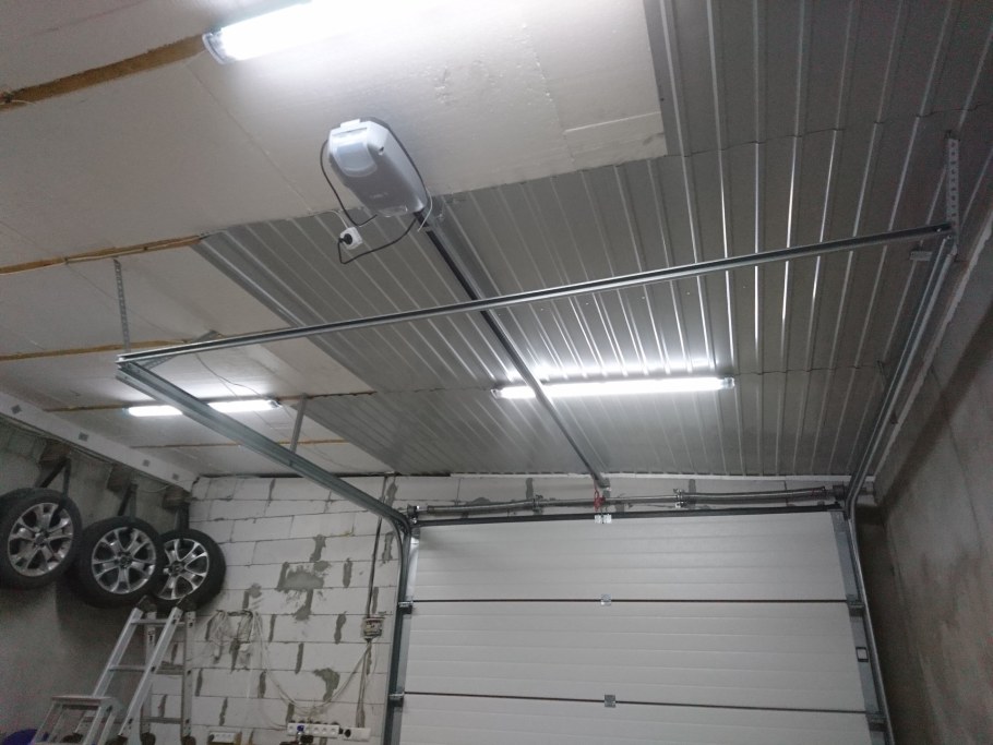 Профнастил на потолок в гараже