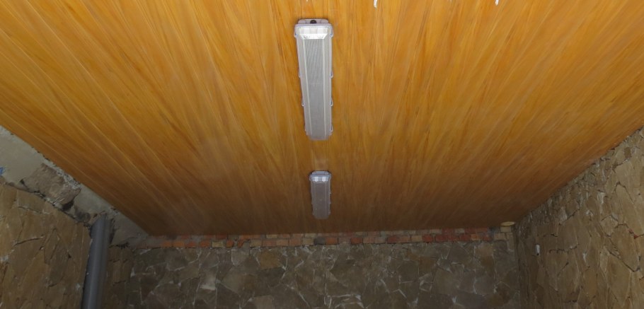 Потолок из пластиковых панелей в гараже