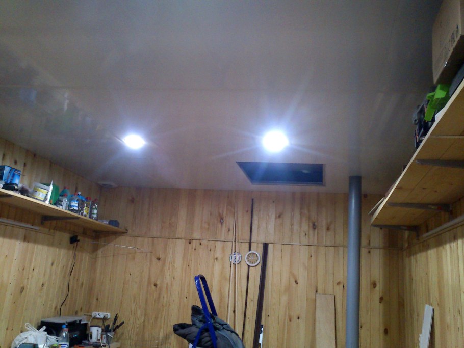 Натяжной потолок в гараже