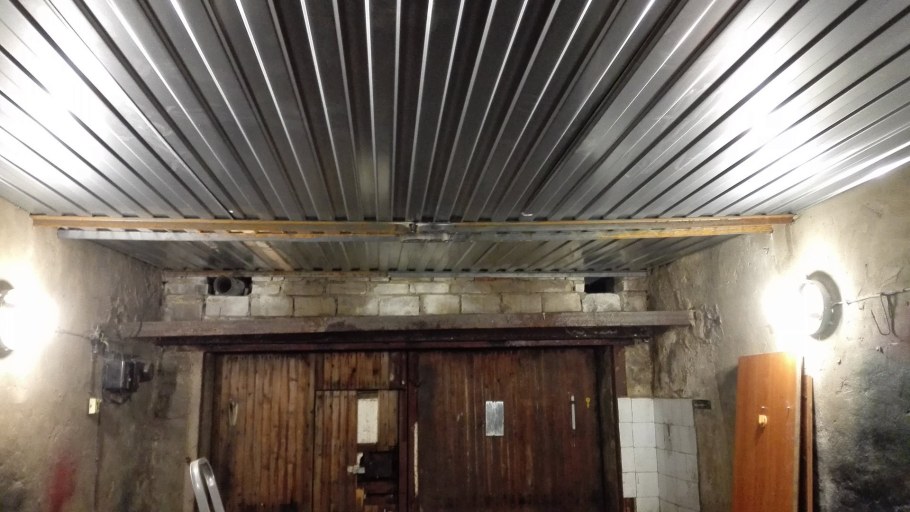 Профнастил на потолок в гараже