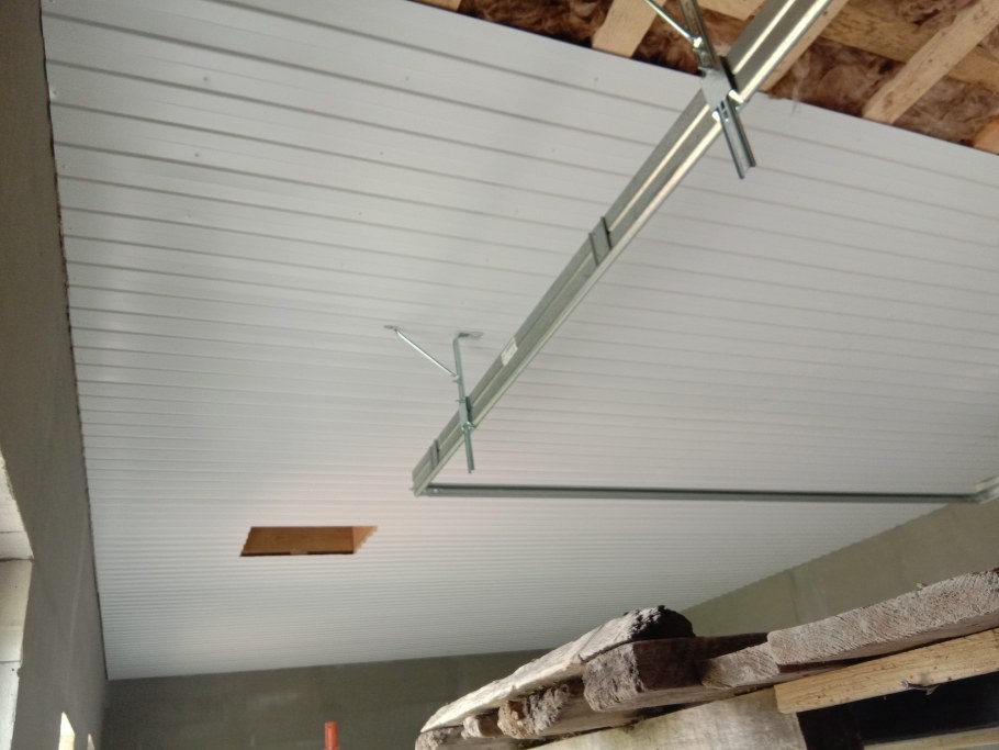 Подшивка сэндвич-панелей снизу балок