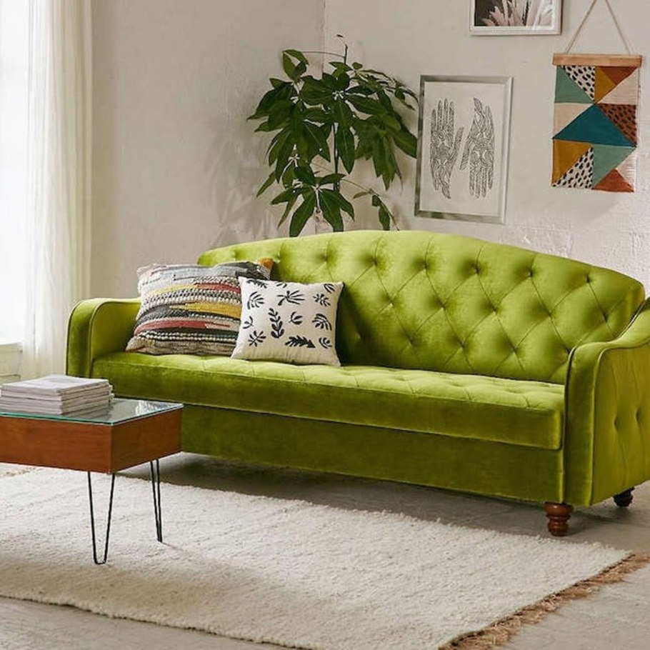 Красивый зеленый диван