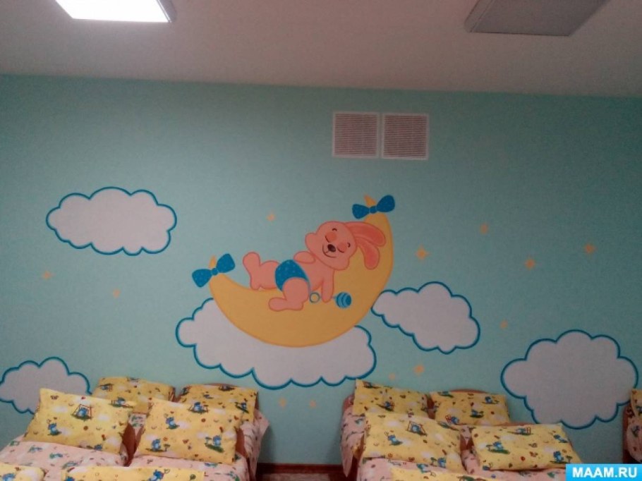 Стены в спальне в детском саду