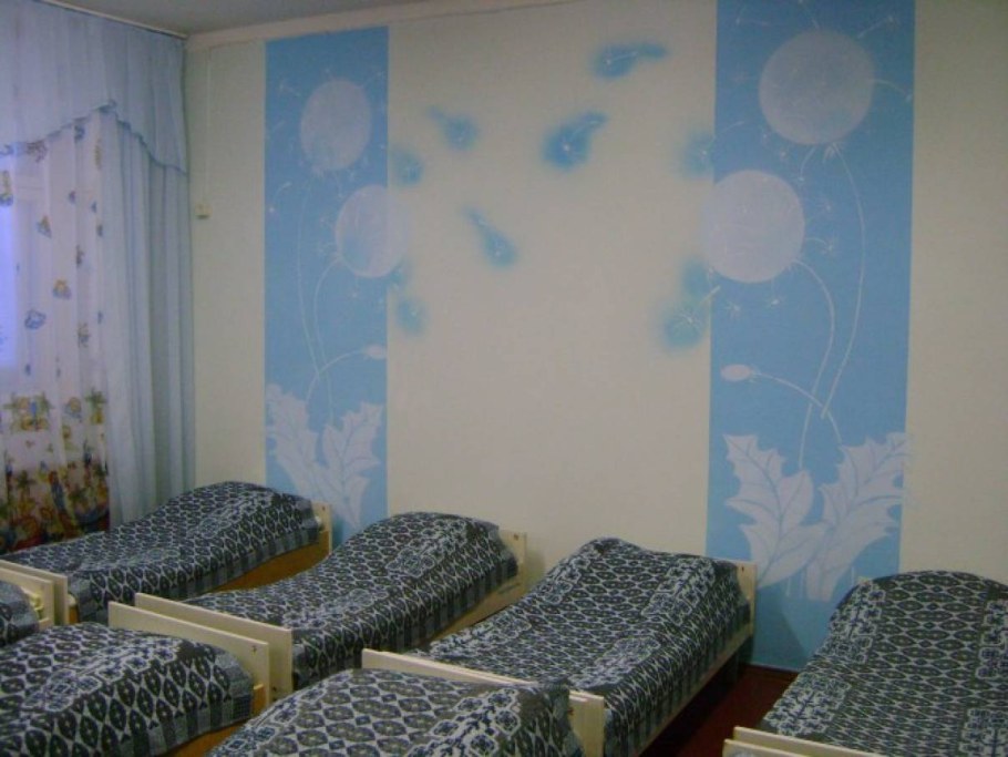 Украшение стен спальни в детском саду