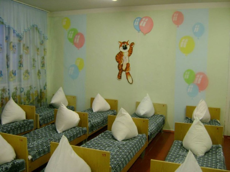 Украшение стен спальни в детском саду