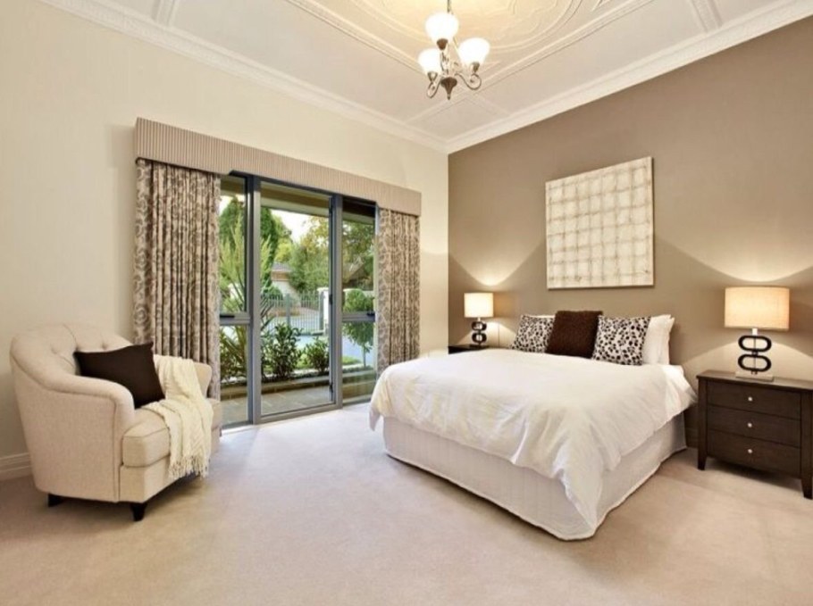 Спальня в кремовых тонах
