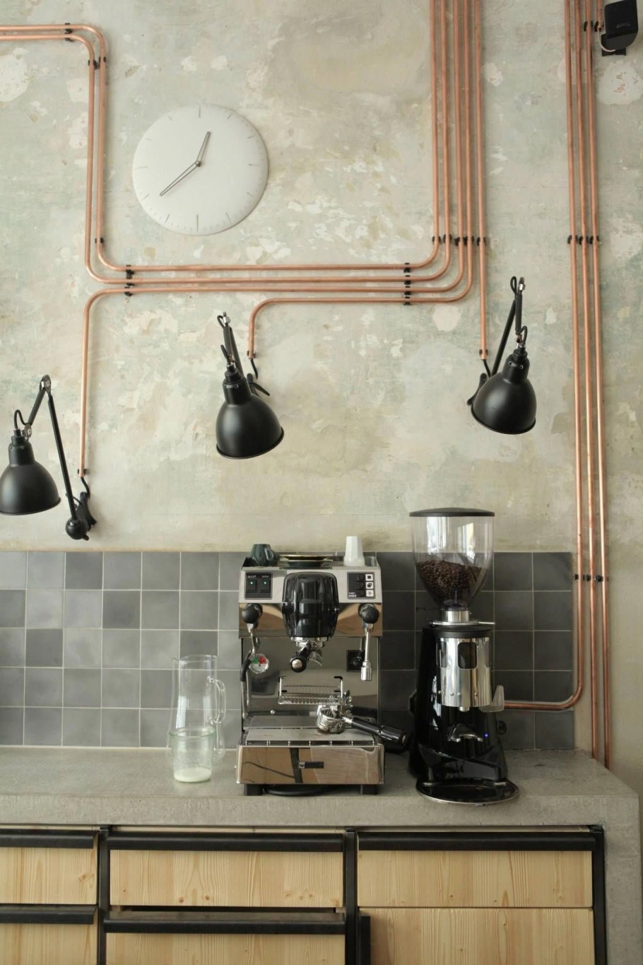 Электрика в стиле лофт в медных трубах