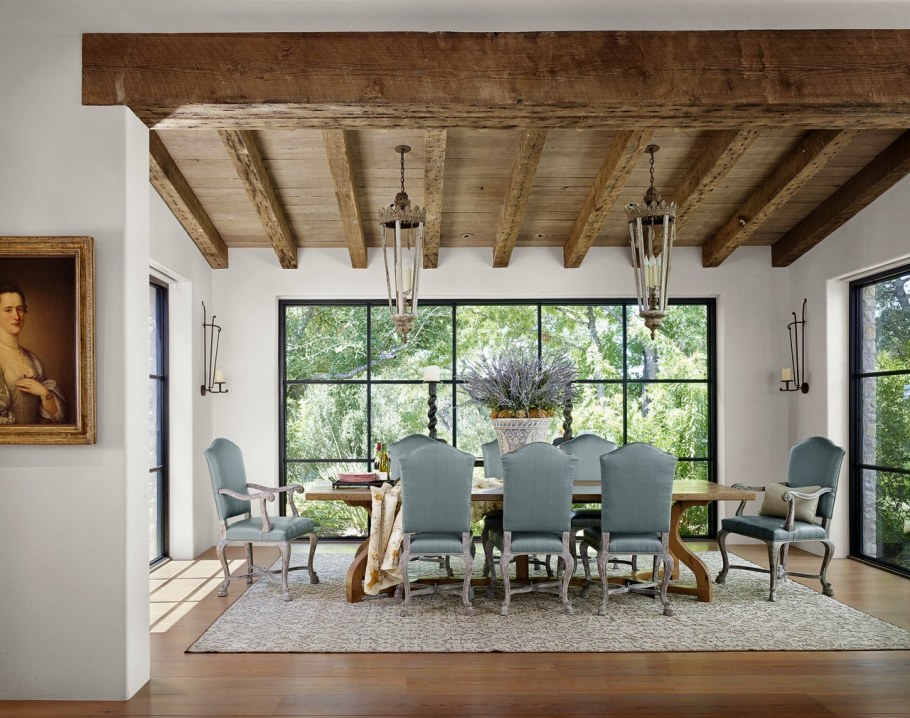 Потолок с деревянными балками в интерьере