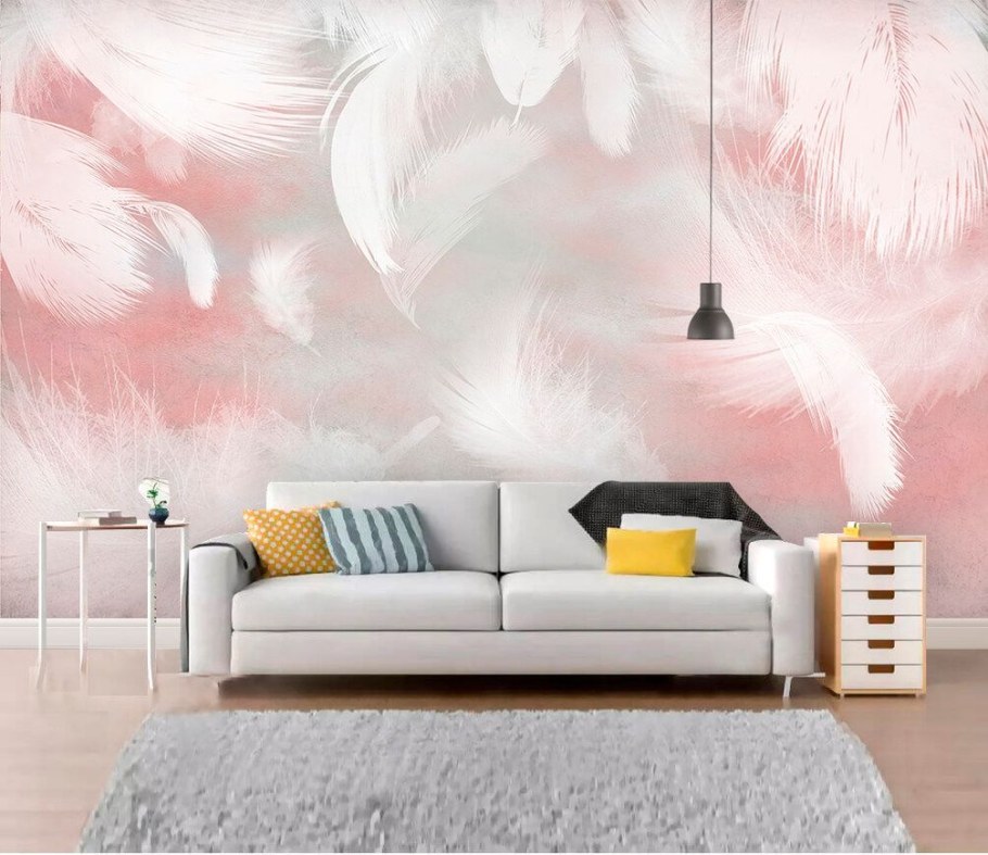 Спальня с перьями на стене