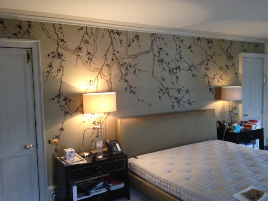 Фотообои с сакурой в спальню