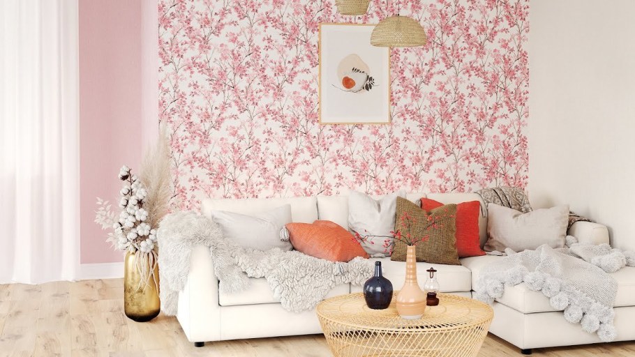 Обои с сакурой для стен в интерьере гостиной