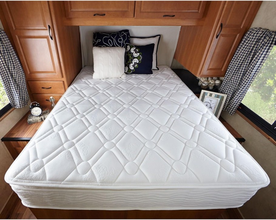 Кровать с матрасом