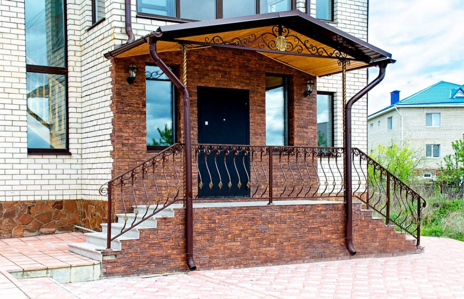 Красивое крыльцо с навесом