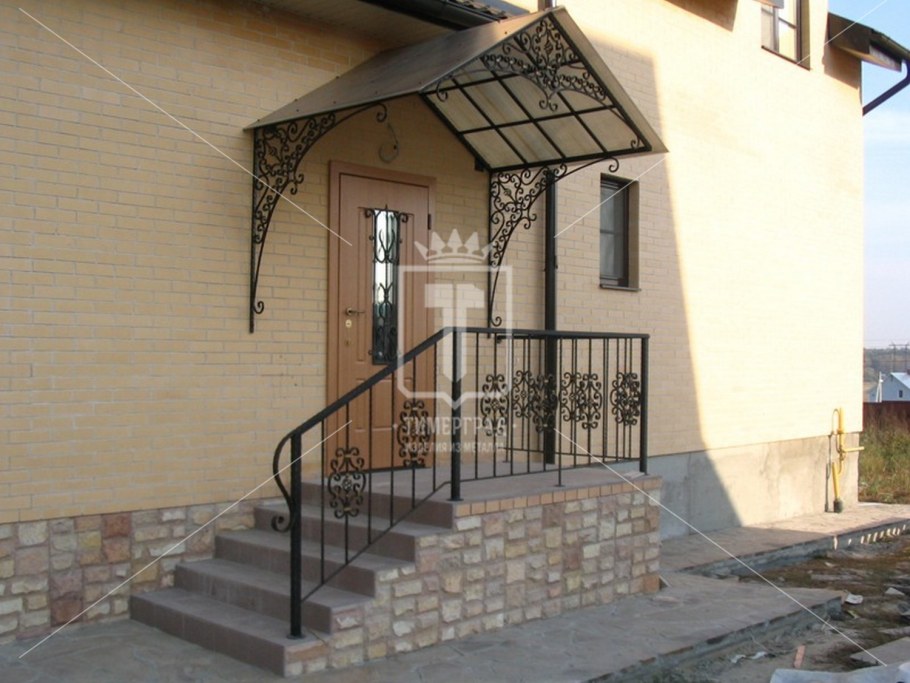 Крыльцо с навесом в частном доме