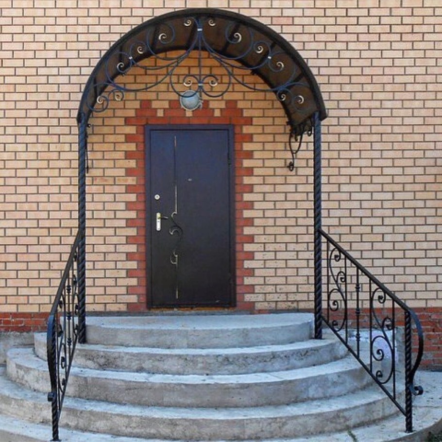 Круглое крыльцо с навесом