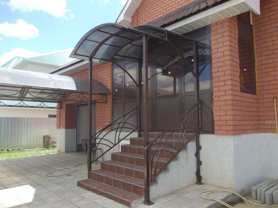 Козырек над ступеньками