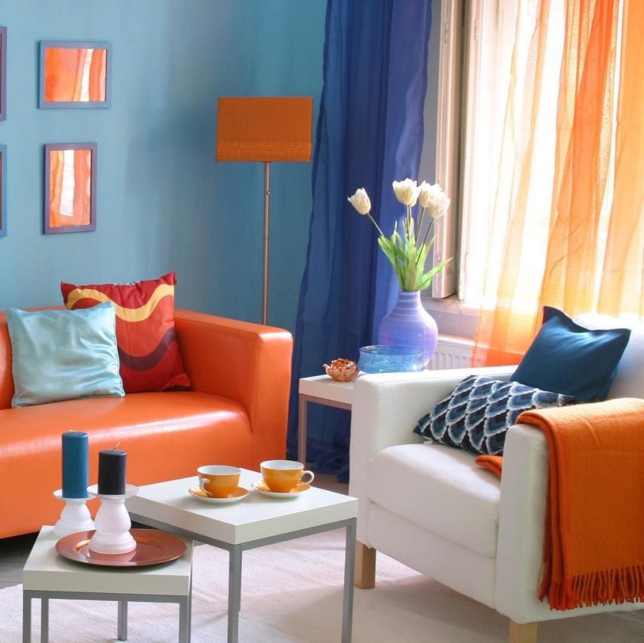 Сочетание голубого и оранжевого в интерьере
