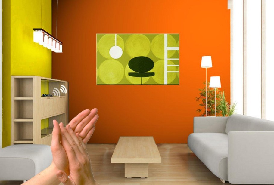 Гостиная с оранжевыми обоями