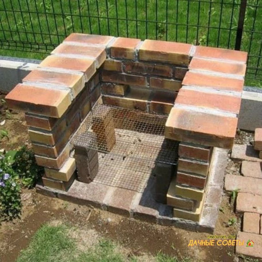 Небольшой кирпичный мангал