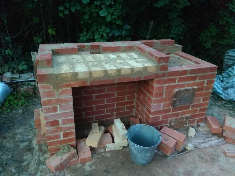 Уличный мангал из кирпича