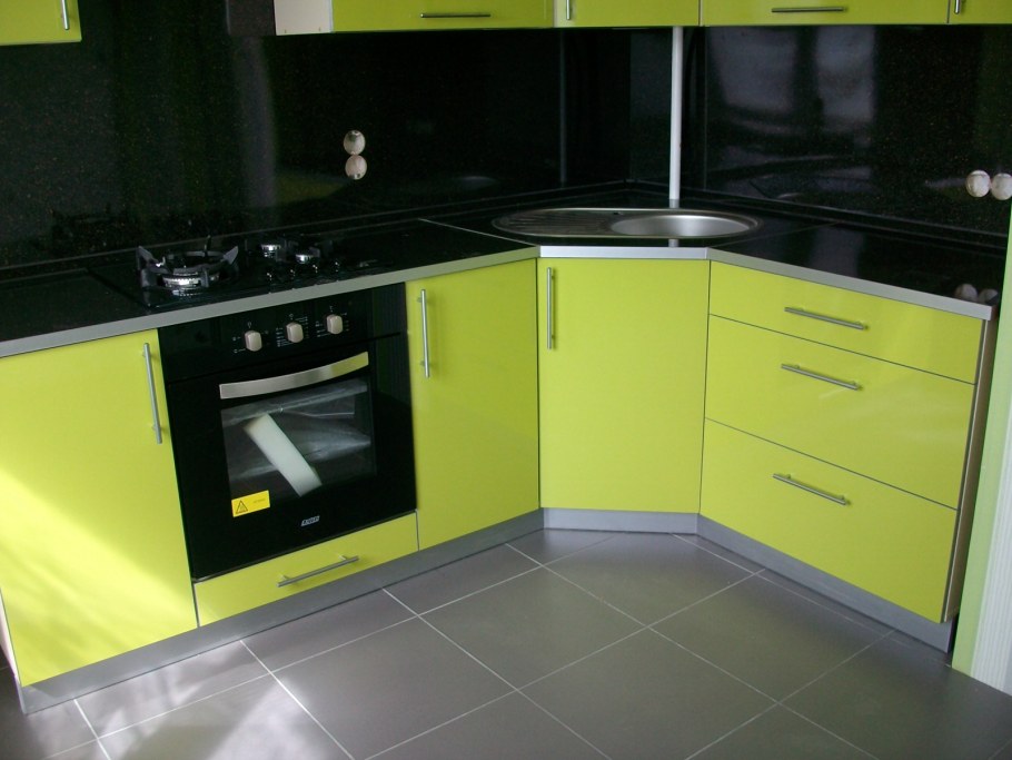 Угловая кухня с раковиной в углу