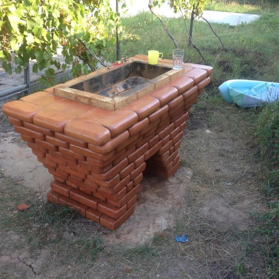 Небольшой мангал из кирпича для дачи
