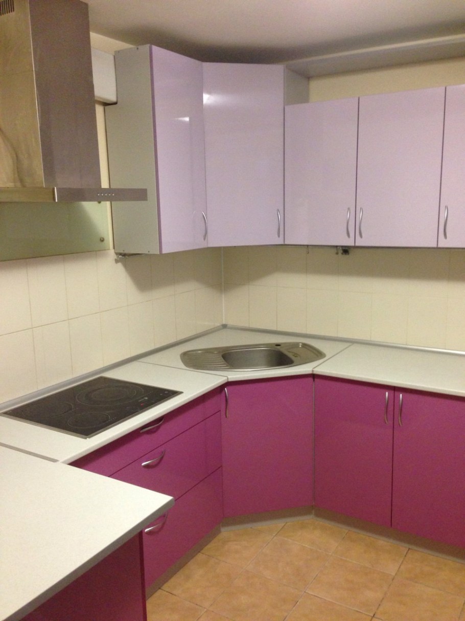 Кухонный гарнитур с мойкой в углу