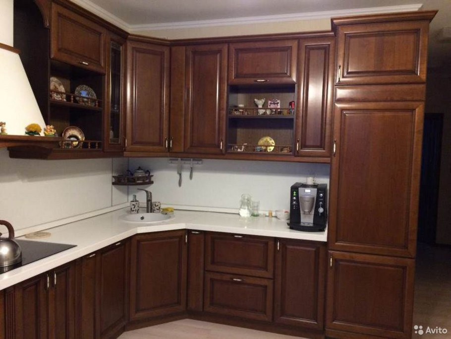 Угловая кухня с мойкой в углу