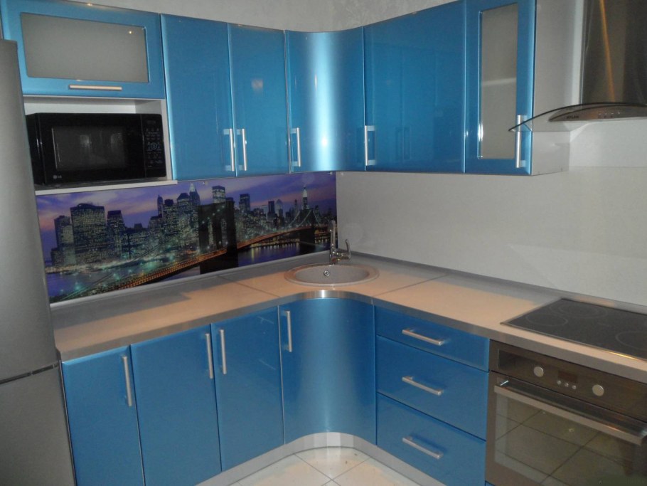 Угловая кухня с мойкой в углу