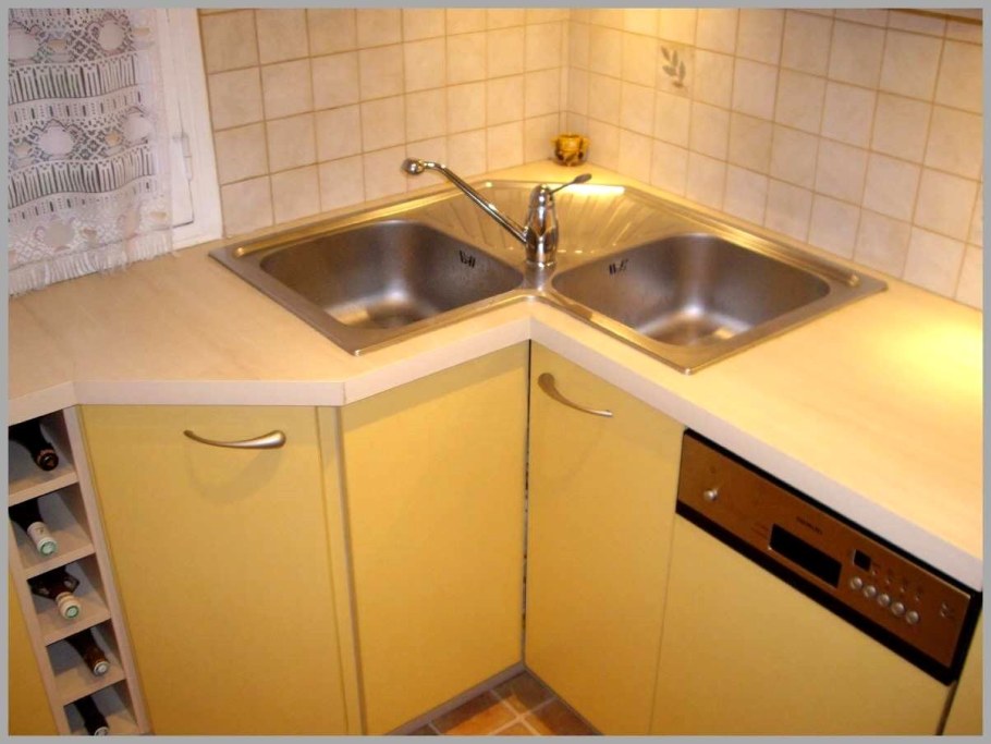 Угловая мойка для маленькой кухни