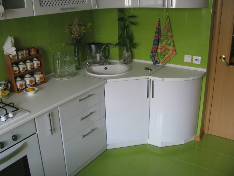 Угловая кухня с угловой мойкой